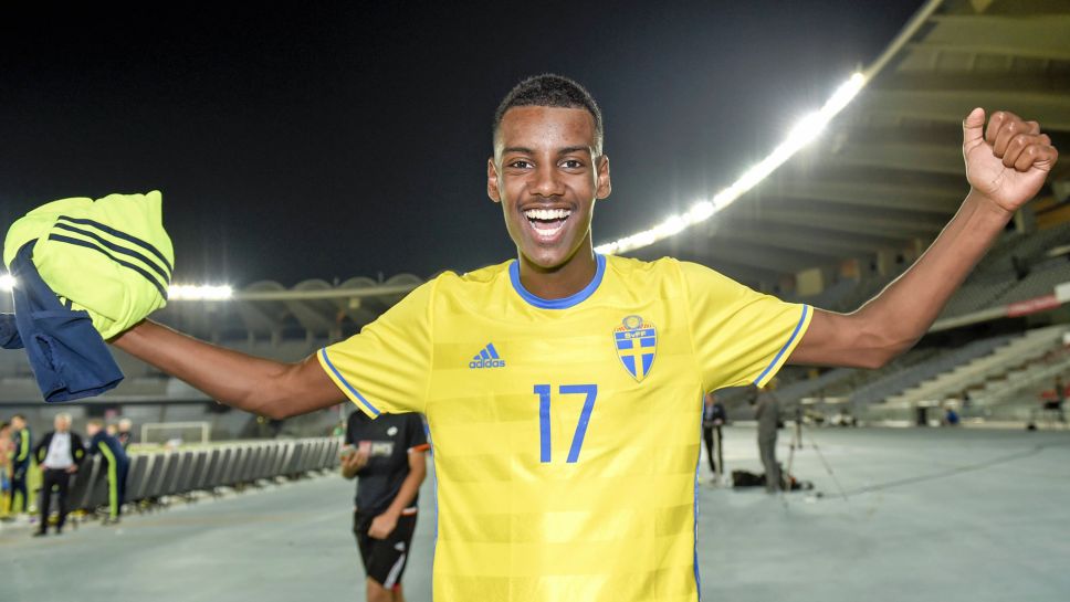 ALEXANDER ISAK (20/21)Isak is a player who excites me, and at just 22y/o seems to be the perfect player to develop into Antonio’s successor.Despite being 6'4", Isak still possesses a good amount of pace, and his physicality and direct style of play are surely Antonio-esque.