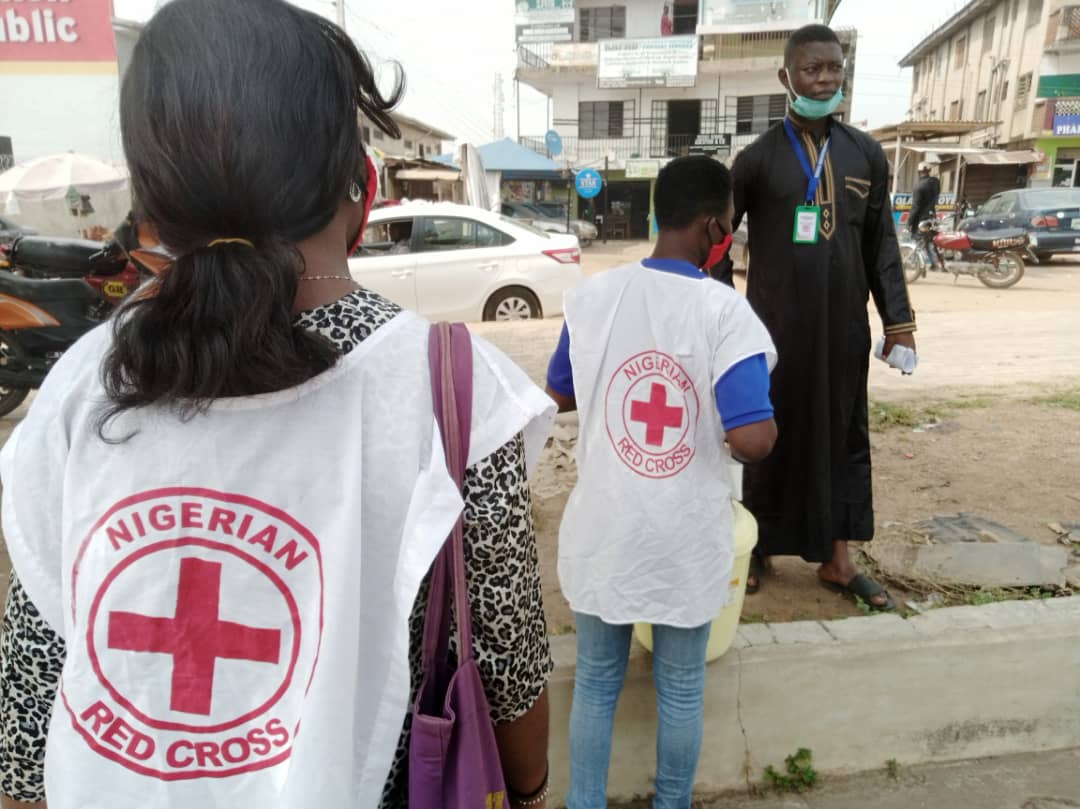 redcross_osun's tweet photo. Risk Communication and Community Engagement is a vital part of the fight against #COVID19. @redcross_osun volunteers still go out to educate persons on the need to stay safe, and how they can do this. #coronavirus #RedCrossInAction #VolunteerPower #RiskCommunication 
#staysafe https://t.co/hhde8lZQ5D