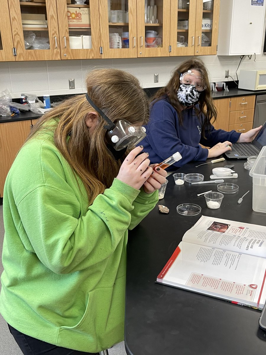 AmberLThomason's tweet photo. 8th graders determining whether something is a pure substance or mixture. @GraysonLawrence @Winterboro_High #exceptional @AMSTI4all #5thPeriod https://t.co/CuzgRjx17L