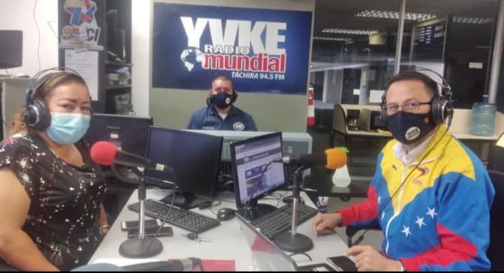 clapsjb_sc's tweet photo. #LaHoraDeLosClapTachira porque ahora producimos en radio, información oportuna y veraz en atención integral a nuestro pueblo tachirense
#SoyComunicadorClap 
@NicolasMaduro 
@FreddyBernal @BermudezJoseA   
@arguelloyepfri 
@carlosperez_ch 
@ClapCristobal https://t.co/H38SZ4XWlT