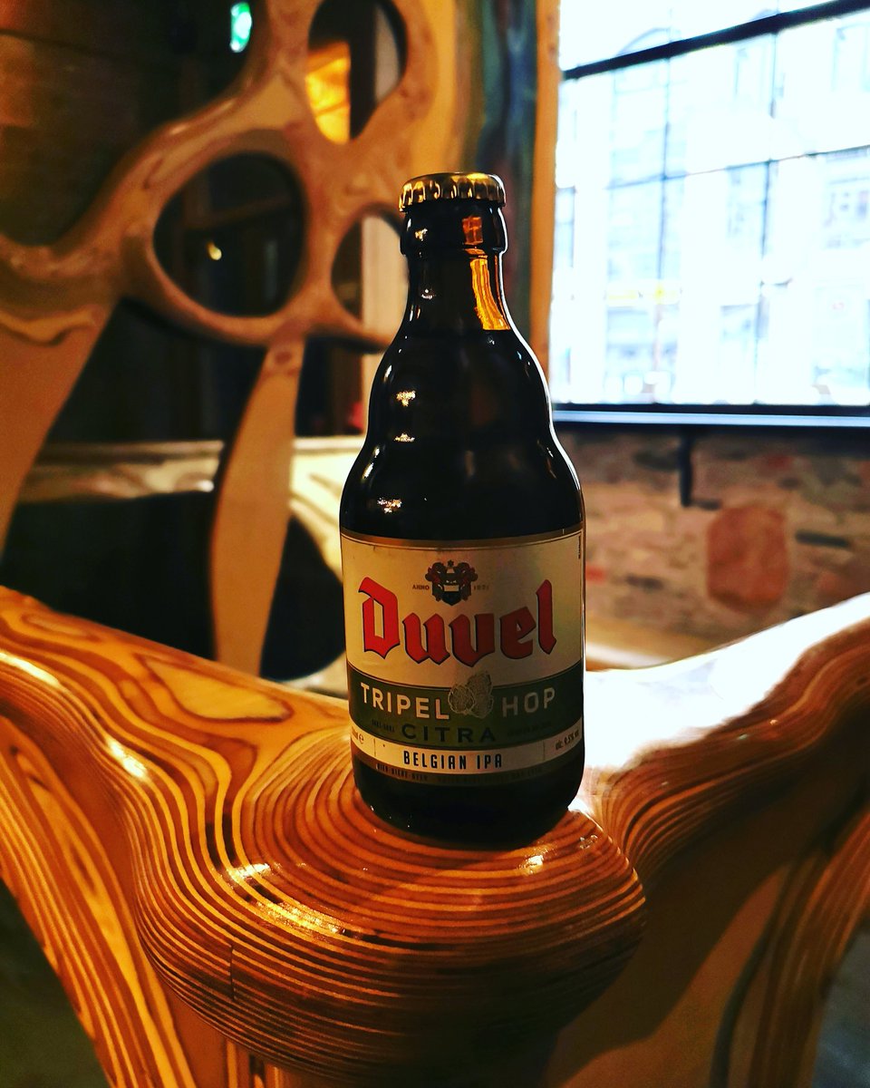BeerEmporium's tweet photo. Duvel is normally brewed with 2 hop varieties,however this version uses 3 &amp; each year, the 3rd hop changes to provide its own unique taste &amp; aroma.This version uses Citra.Citra enriches the already unique taste of Duvel with fresh notes of grapefruit and tropical fruit.
@DuvelUK https://t.co/EmxWjSq6XO