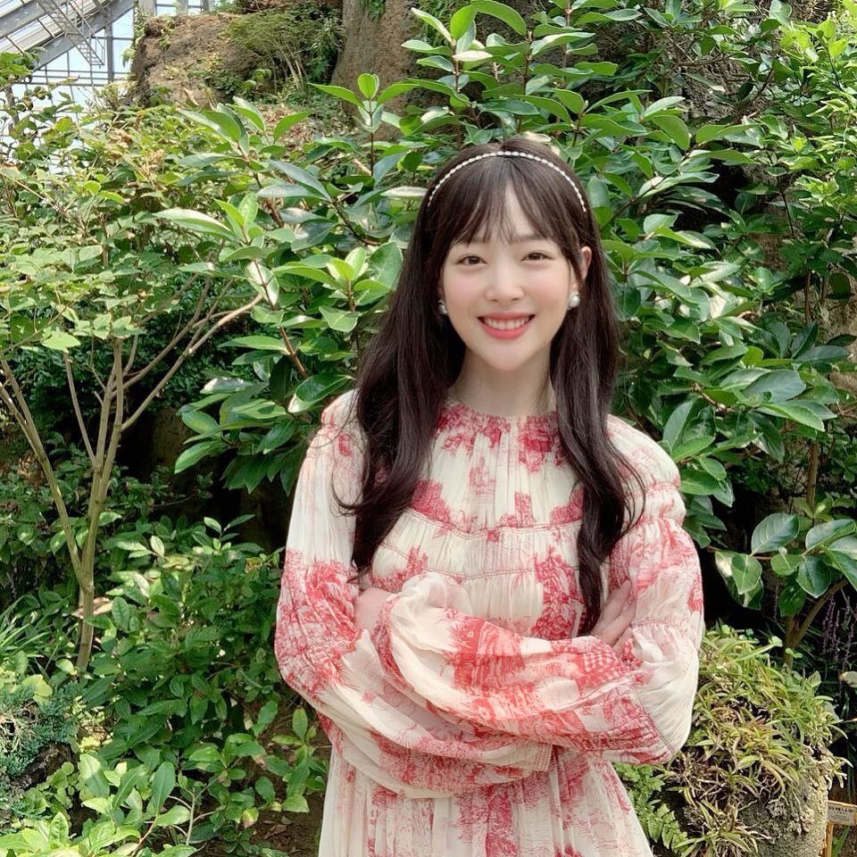 ไอยูแต่งเพลง Celebrity ให้เพื่อนที่เป็น “แกะดำ” ถูกเกลียดชังเพียงเพราะไม่เหมือนคนอื่น นึกถึงซอลลี่ที่เคยพูดว่าตัวเองไม่เหมาะกับการเป็น “คนดัง” เพราะตัวเองแปลกและแตกต่างจากคนอื่นๆ