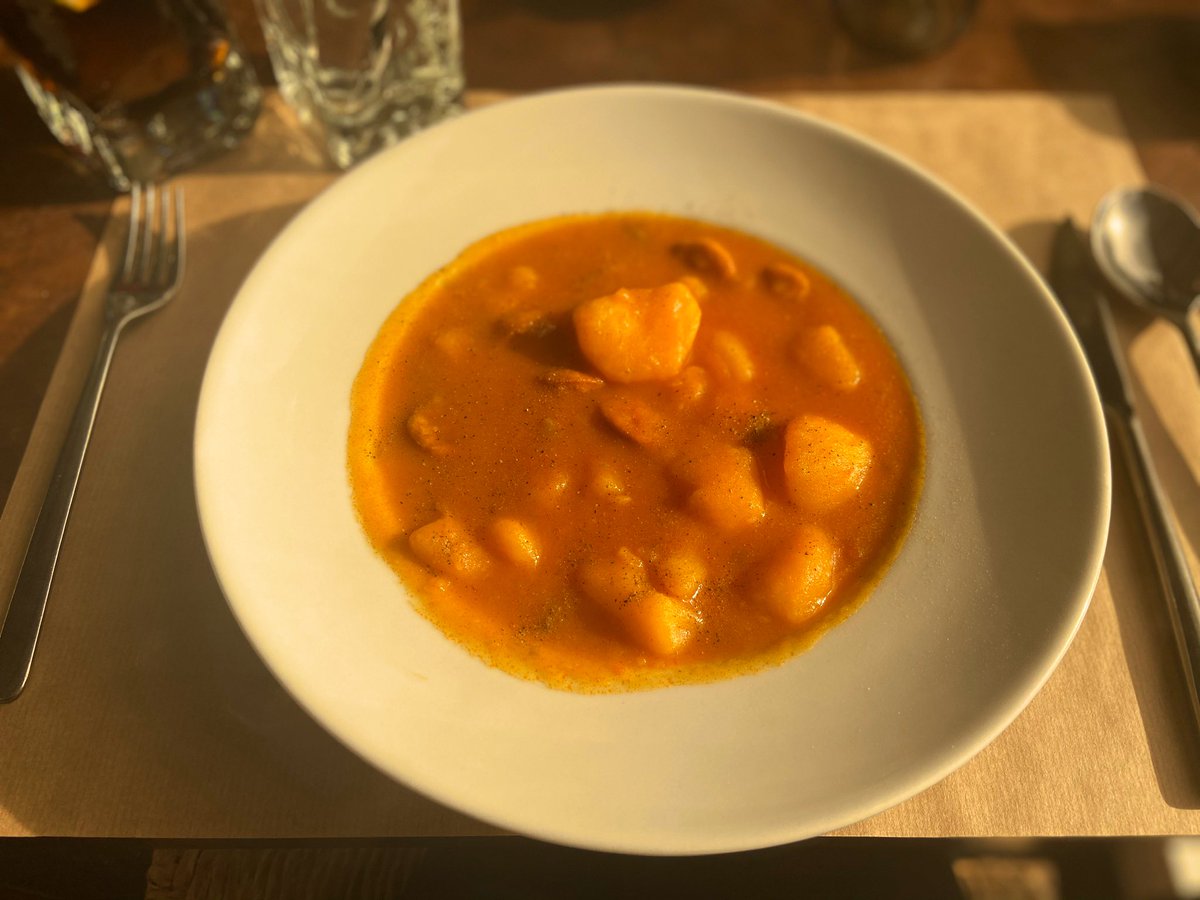 ms_arsenal's tweet photo. Let’s play #KingOfValue with your hostess..... 🥁 Stephanie #TitsAndTeeth King 

🥇Chorizo, 🥔&amp; veg stew
🥈Entrecôte 🥩, chips &amp; pepper sauce 🥉Homemade chocolate 🍦

How much did this #MenuDelDia cost me?

@zeroforksgiven1 https://t.co/KDKxBqQzaM