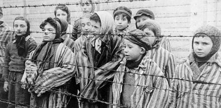 EliTrotta's tweet photo. #27Ene | Se conmemora la liberación del campo de exterminio nazi de Auschwitz en 1945.

La ONU proclamó esta fecha como Día Internacional de Conmemoración en Memoria de las Víctimas del Holocausto. Momento en el que debemos recordar el dolor del pasado para evitarlo en el futuro. https://t.co/POujX1WSCP