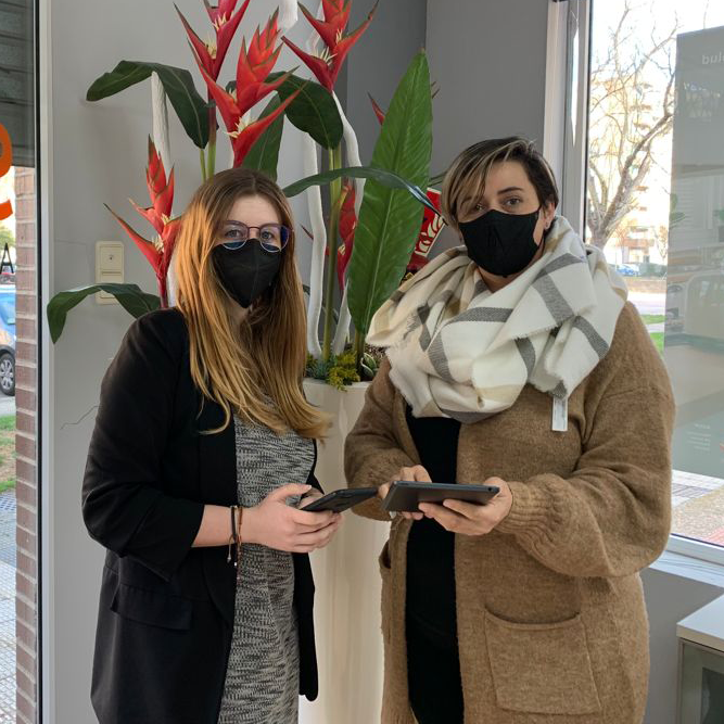 AgenciaSimon's tweet photo. ยกยกFeliz miรฉrcoles!!, ๐จโ๐ฉโ๐ฆโค๏ธ
Laura y Vanesa nos informan de lo que tenemos que tener presente en nuestro puesto de trabajo.
En Simรณn Asesores, seguimos formรกndonos para serte รบtiles.
TU ERES QUIEN NOS MUEVE
#AXA #SIMONASESORES https://t.co/QwIHNddxLP