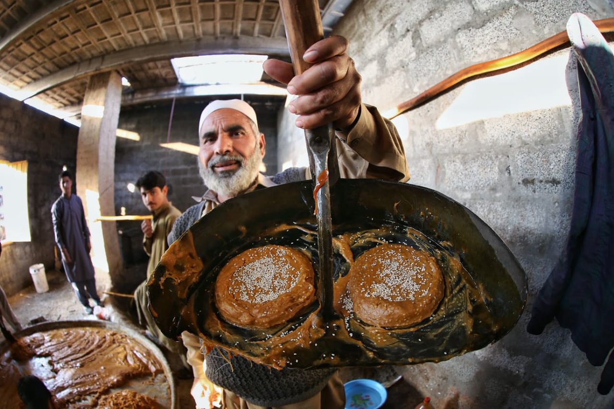 5/GUR & GAANRAIGaanrai season is Nov-Dec till Mar-AprTypical village Gaanrai needs 4-5 ppl inccane-crushercane-loaderKarray operator to stir liquidjhook-maar to keep fire lit1 round of production is called a Pur (2-3 hours)small sized gaanrai usually makes 3-4 purs/day