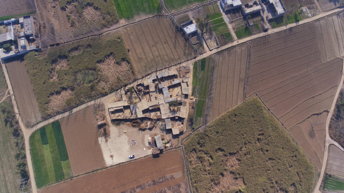 5/GUR & GAANRAIGaanrai season is Nov-Dec till Mar-AprTypical village Gaanrai needs 4-5 ppl inccane-crushercane-loaderKarray operator to stir liquidjhook-maar to keep fire lit1 round of production is called a Pur (2-3 hours)small sized gaanrai usually makes 3-4 purs/day