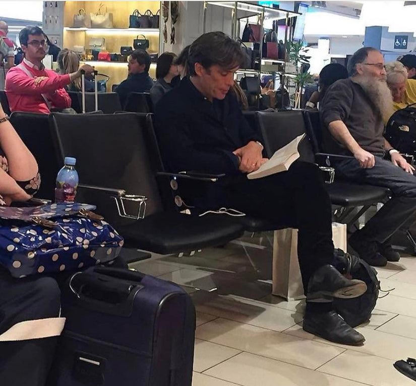 Immaginatevi di essere seduti in aeroporto ad aspettare e trovarvi Cillian Murphy davanti