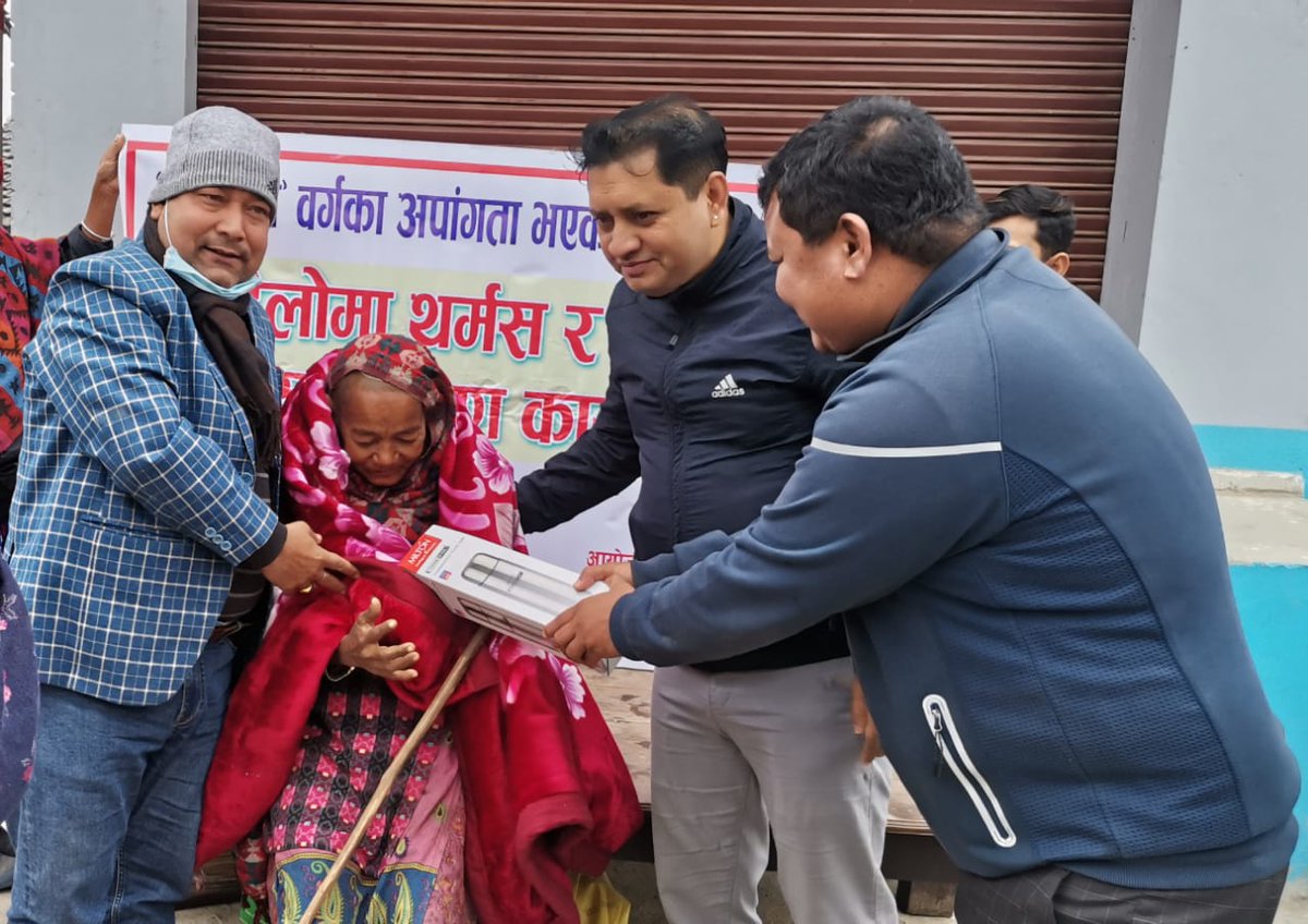 nijgadhmun's tweet photo. निजगढ नगरपालिका, नगर कार्यपालिकाको कार्यालयद्वारा "क" र "ख" वर्गका अपांगता भएका व्यक्तिहरूलाई जाडोबाट जोगाउन वहाँहरूकै घरदैलोमा पुगी ब्ल्यांकेट र थर्मस हस्तान्तरण गर्ने कार्य आज मिति २०७७।१०।१४ गते पनि जारी... https://t.co/7joy4e1lIc