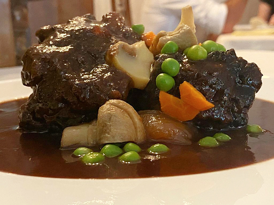 albgranados's tweet photo. Hemos elegidos algunos restaurantes de #Madrid que aunque preparan el "rabo de toro" (de vaca) de diferente forma tienen en común que utilizan el mejor producto de @discarlux como: @ElFogondTrifon #Candeli @Bacira_rest o @el_pitaco
El reportaje en:
https://t.co/Rmy58BQNlZ https://t.co/mJ4rYnpk27