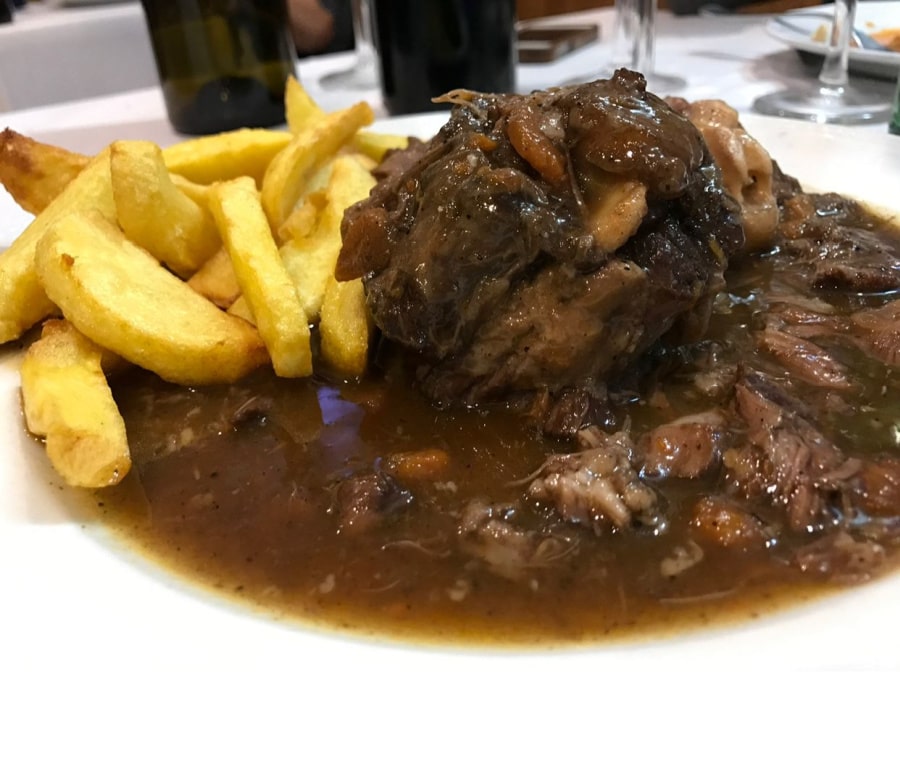 albgranados's tweet photo. Hemos elegidos algunos restaurantes de #Madrid que aunque preparan el "rabo de toro" (de vaca) de diferente forma tienen en común que utilizan el mejor producto de @discarlux como: @ElFogondTrifon #Candeli @Bacira_rest o @el_pitaco
El reportaje en:
https://t.co/Rmy58BQNlZ https://t.co/mJ4rYnpk27