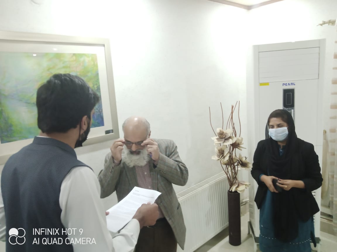 isbjamiat's tweet photo. The final decision of HEC is here. HEC had a called a meeting of Vice chancellors to discuss the issue of online exams. 
Representative of Students Committee @M_Amirbaloch receiving it from Officials of @hecpkofficial .
#OnlineExam_IsOurRight #JusticeForStudents https://t.co/cHLXJ9tDhU