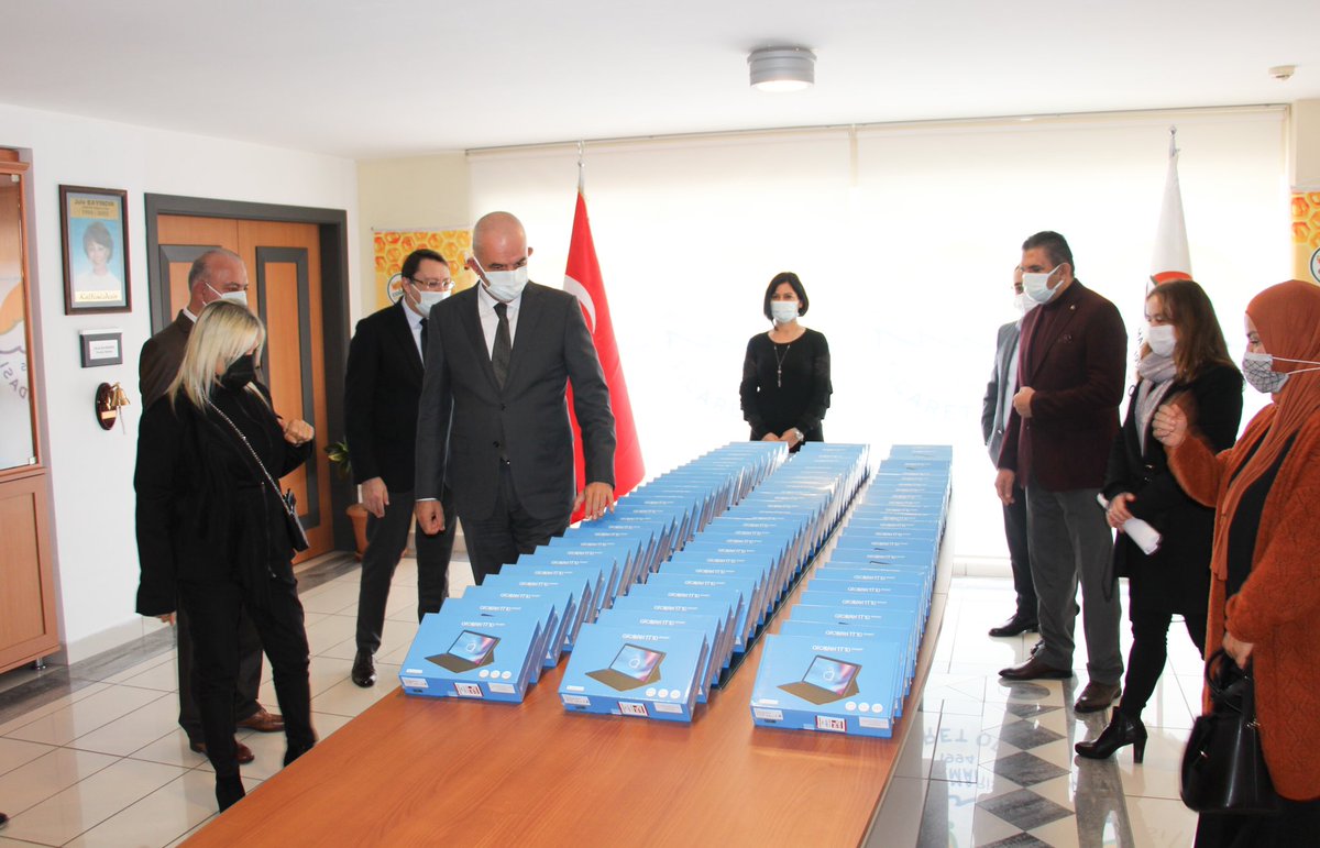 MarmarisMem's tweet photo. Covid-19 salgını nedeniyle uzaktan eğitim yoluyla devam ettiğimiz bu süreçte,ihtiyaçlı öğrencilerimize tablet desteği sunarak 81 evimizde 81 yüreğin mutluluğuna vesile olan Türkiye Odalar ve Borsalar Birliğine,Marmaris Ticaret Odasına öğrencilerimiz adına şükranlarımızı sunuyoruz https://t.co/l4jyphweCT