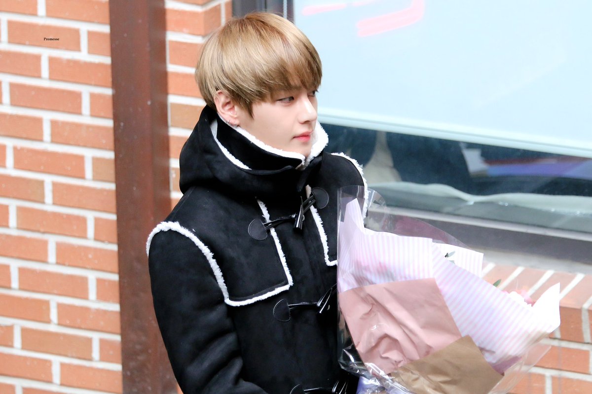 born_aRMy_'s tweet photo. 내가 디(비지)게 사랑하는 정구기 졸업식 태형...
만우절 때 타돌홈이 올려주셨던 걸로 기억함 https://t.co/dCdR2POmrK