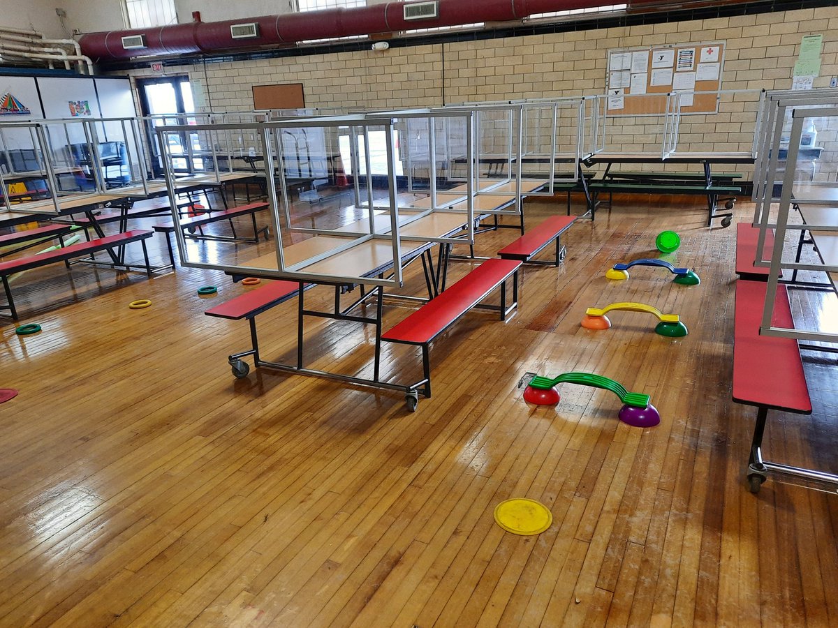kgbrgPE's tweet photo. When it snows outside and you can't move the tables.... play mini noodle golf!
#PhysEd https://t.co/yQnGBTPArx