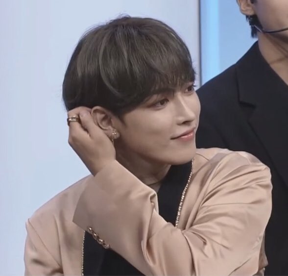 HONGJOONG TUCKING HIS HAIR BEHIND HIS EAR 