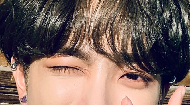 HONGJOONG TUCKING HIS HAIR BEHIND HIS EAR 