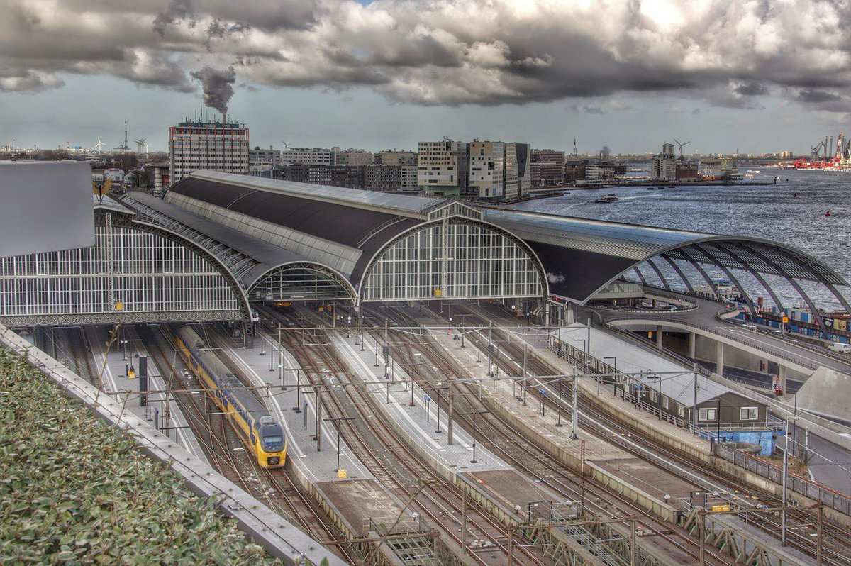 Amsterdam CS wordt de komende 10 jaar grondig vernieuwd. Niet alleen het station wordt aangepakt, ook aan het spoor wordt gewerkt. Doel is vanaf 2030 vanuit alle windrichtingen minimaal elke 10 minuten een trein van en naar de hoofdstad 🚆 rijksoverheid.nl/actueel/nieuws…