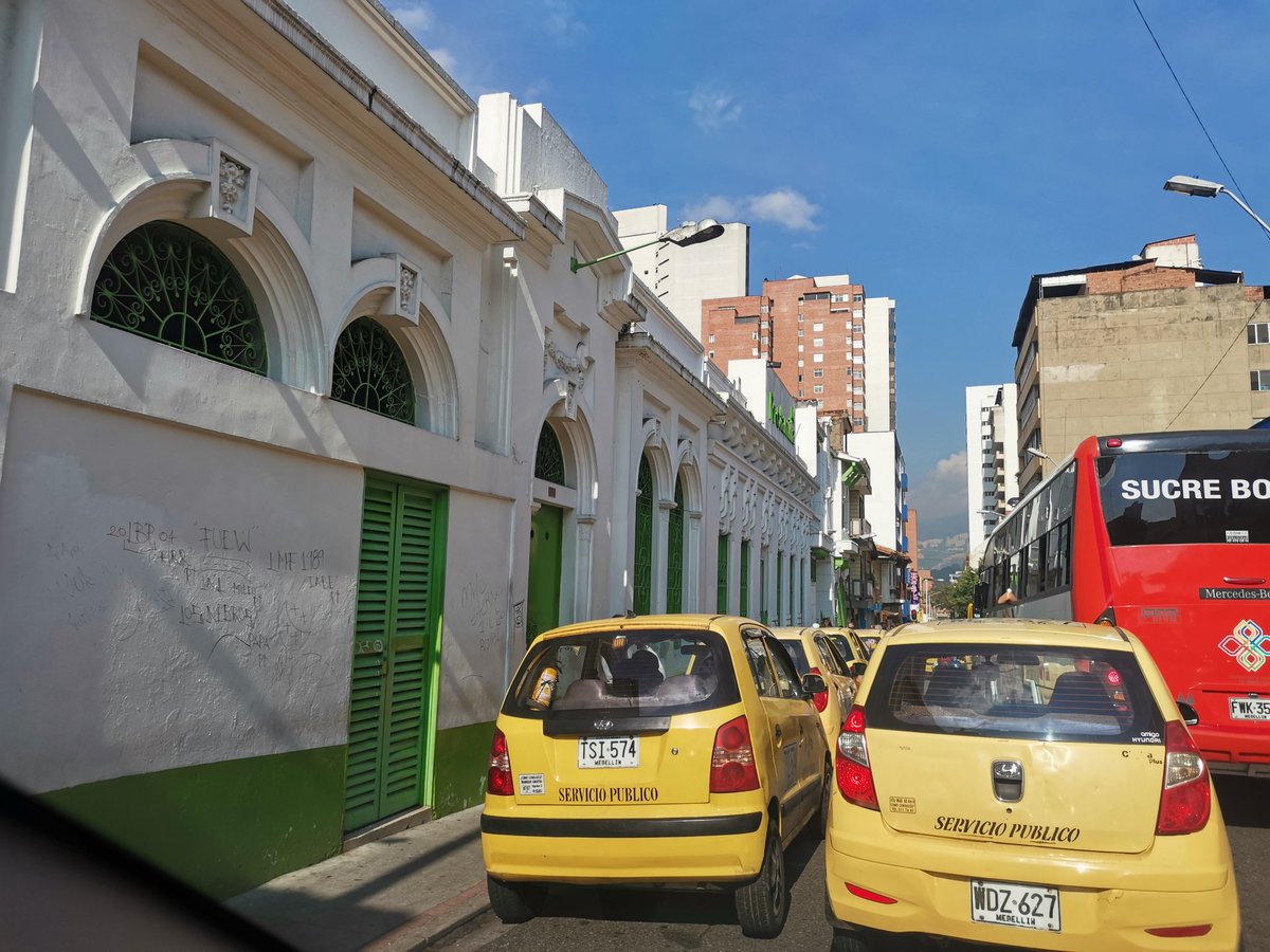 ilichchaves's tweet photo. @sttmed en profamila calle Caracas es un acopio de taxis que ocupan un carril? https://t.co/EvueKvP9VI