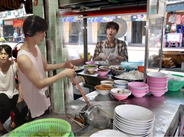 ตี๋ ลื้อมาช่วยขายก๋วยเตี๋ยวเฮียกับเฮียสองหน่อย อั้วะเหนื่อยจะบ่นลื้อแล้วเนี่ย!