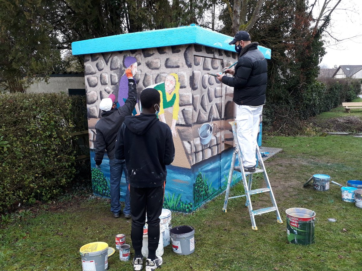 enedis_normand's tweet photo. Quand le street art s'expose sur les postes de distribution @enedis à #Croth (27). Bravo aux artistes de l'association régie des quartiers à @VilleEvreux . Une inauguration haute en couleur en présence des élus @epn_27. #servicepublic #embellissement . https://t.co/fIl2FldmaF