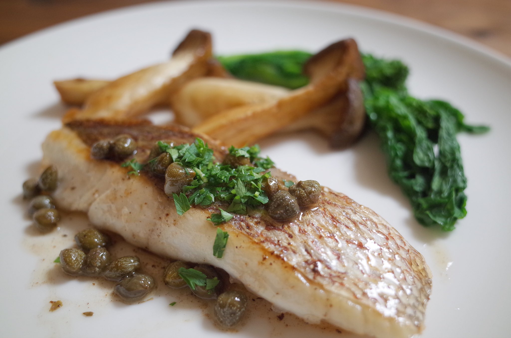 Pfpcan やっと作れた真鯛のポワレ エリンギもケッパーのソースも美味しい 美味しいんだけど バターが カロリーが 長塚さん ダイエットメニュー早めにお願いします 今日もblue Noteのアーカイブ楽しみます ケントズキッチン Wonk T