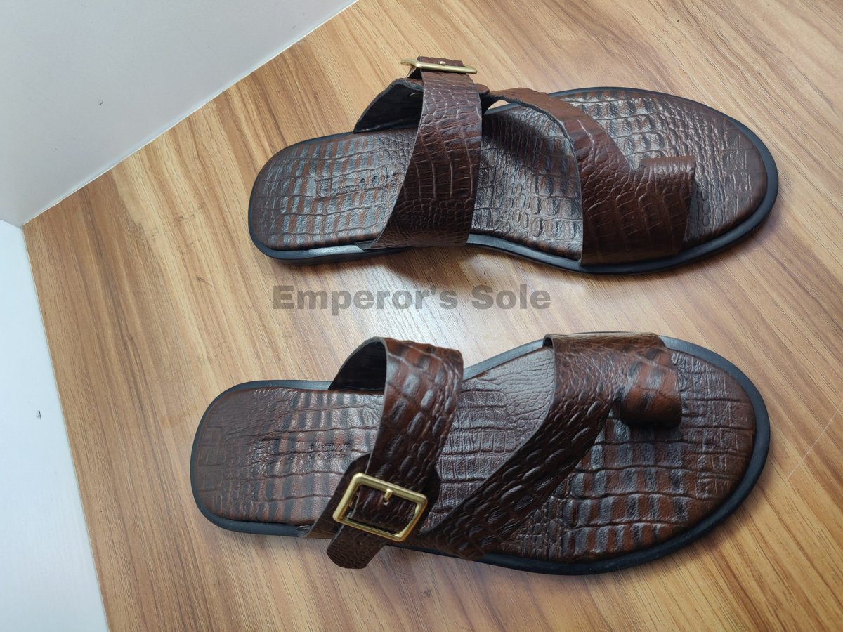 Emperorsoles's tweet photo. Colour: Brown
Material : Croc skin
Design : Cross Slippers with a Toe divider
Size: In your size upon preorder 📞☎️
Price : 10k
.
.
Handcraft per excellence 💯🎯🎯🎯🎯🎯
Please like, BUY and RT to your TL 🙏🙏🙏
#bespokeshoesformen
#slippers #shoes#madeinNigeria #crocskin https://t.co/unF2N7xxxl