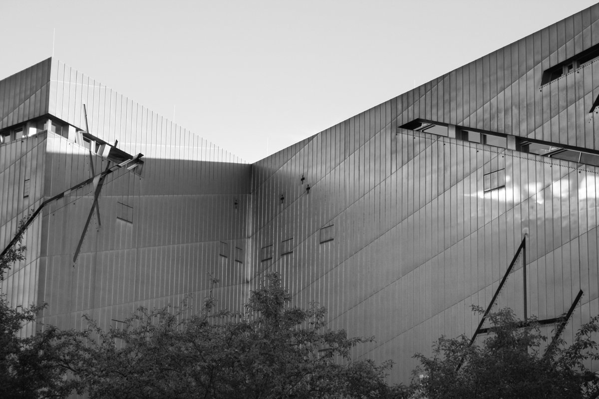 #GiornodellaMemoria il Museo ebraico di #berlino Un'architettura che "parla", non solo espone, ma trasmette sensazioni, evoca fatti e trasmette inquietudine. 
<a href="/visitberlin/">visitBerlin</a> <a href="/jmberlin/">Jüdisches Museum Berlin</a> 

ilariaceriani.com/2020/06/berlin…