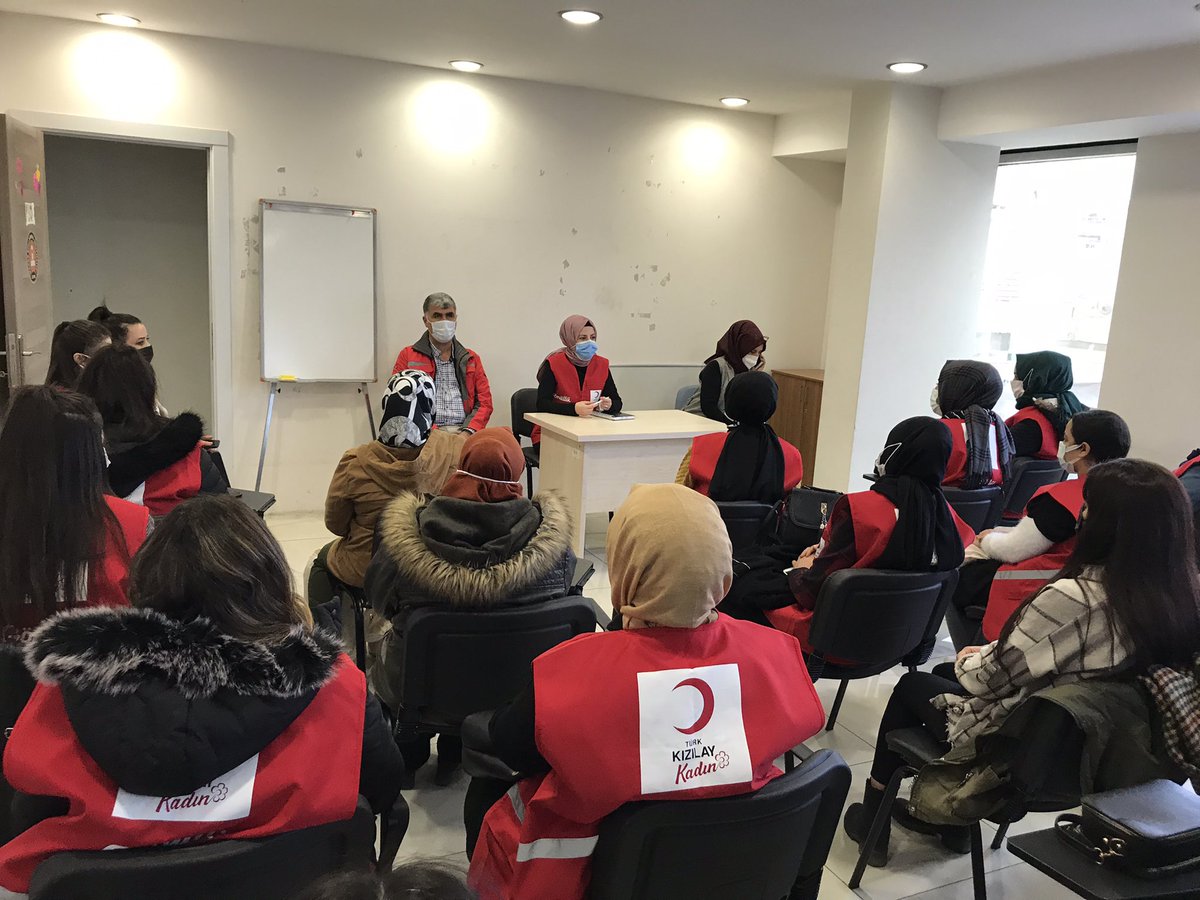 📍📍Bugün ilk toplantının heyecanını yaşadık, Kilis Kızılay Kadınlar Kolu olarak tanışma kaynaşma toplantımızı gerçekleştirip fikir alış-verişi yapıp sonraki etkinlik programlarımız hakkında istişare ettik. 🇹🇷🌙🇹🇷
#iyiliksensizolmaz 
#kizilay 
#Kilis