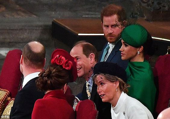 @oloriogun_ @spicyyy15 @aussieroyalist Don't forget before this the clip of Meg looking in Sophie's direction and instead of returning the smile Meg was offering Sophie decided to quickly looked away and played w/ her hat. Aside from Edward not a word was spoken from Sophie, Wills or Kate. But Kate and Sophie yapped.