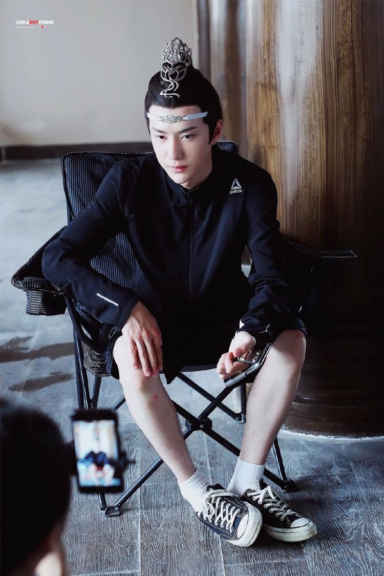 wang yibo sitting: a very much needed thread