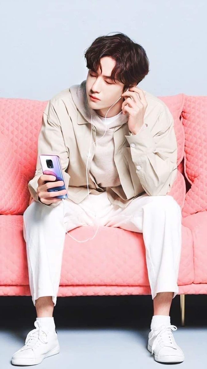 wang yibo sitting: a very much needed thread