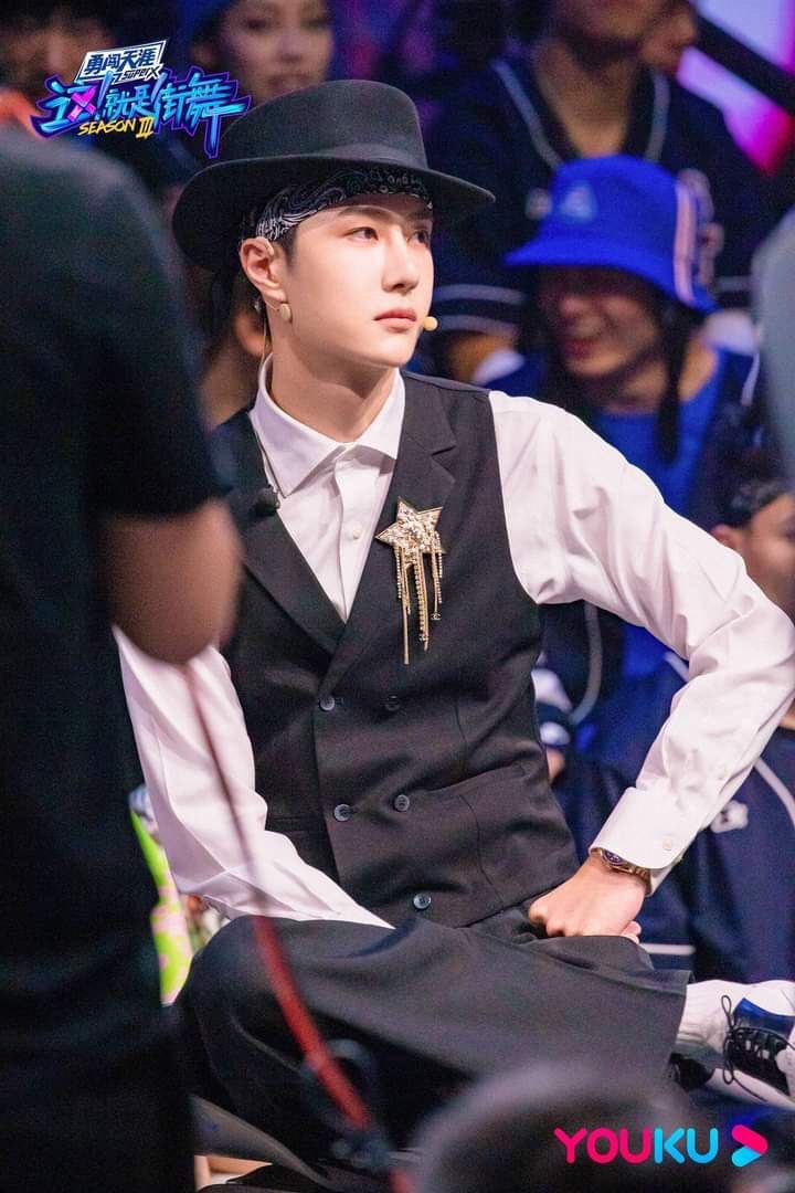 I just love the hand-on-hip pose