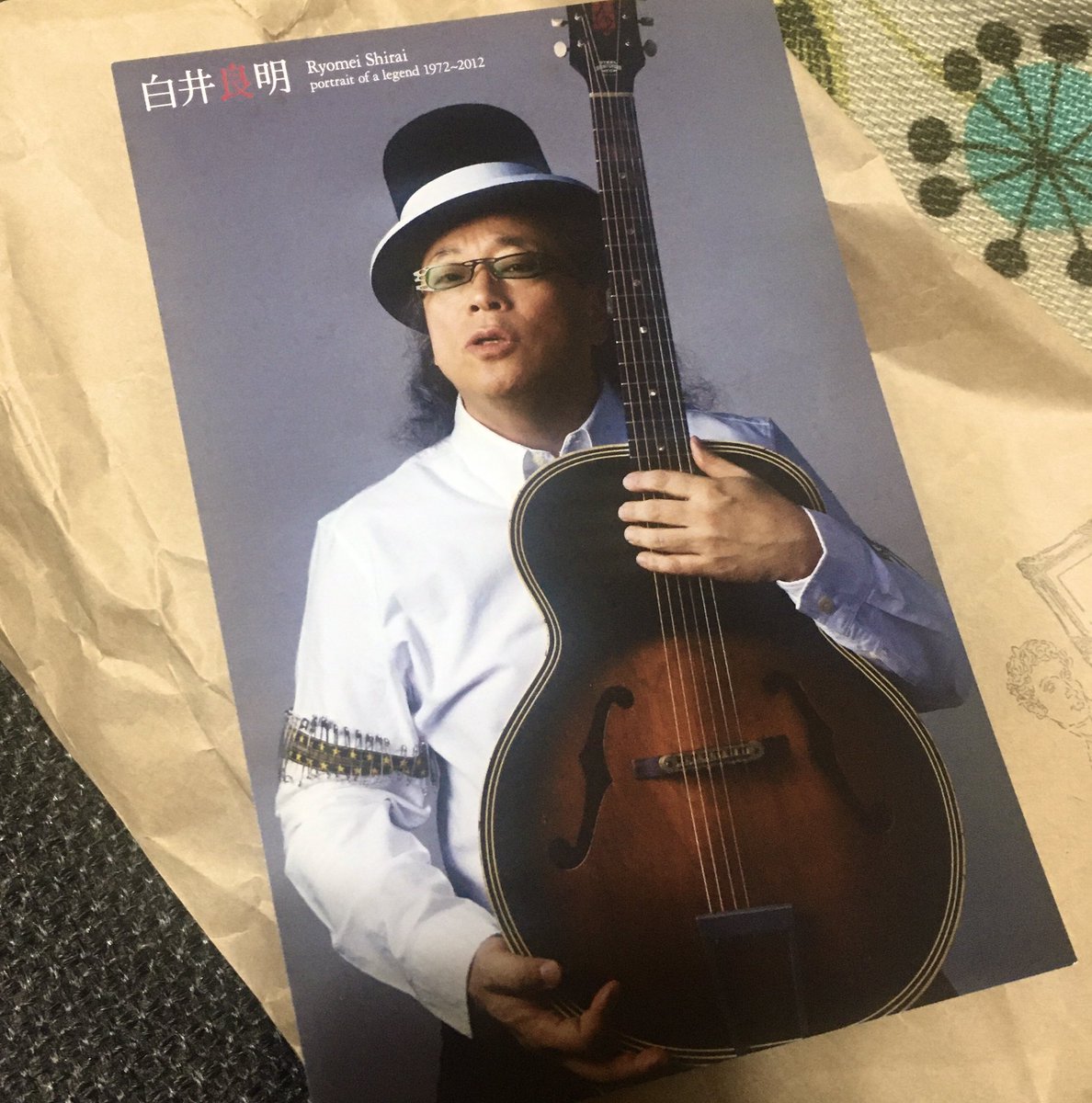 gampy's tweet image. #forinstance #白井良明
イヤホン最大音量で聴いてます。ニヤニヤが止まらない。カッコ良すぎる。音がヒジョーに濃く複雑に重なってる。しびれる。
画像は磔磔での先行販売のおまけポストカード。一番好きなアー写。