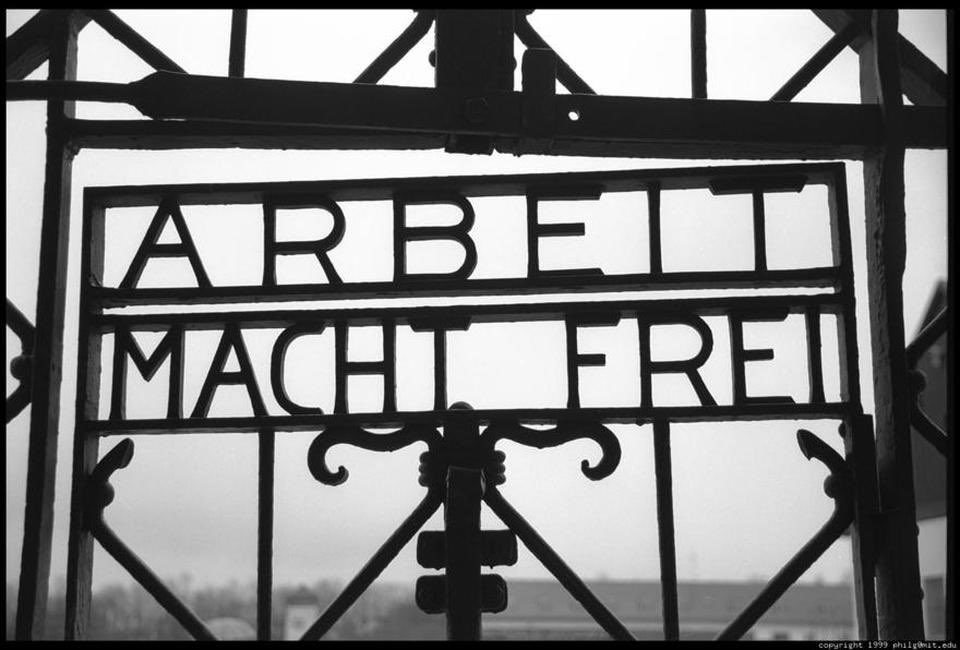 Ci sono ferite che non si rimarginano e che bisogna sempre ricordare perché la memoria è l’unico antidoto affinché l’orrore non si ripeta più #Giornatadellamemoria 👉🏻t.ly/fDiC