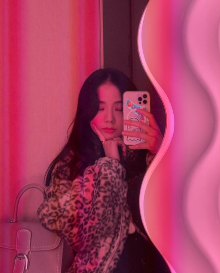suziiac's tweet photo. The moment a BLACKPINK member posts my heart races 
Jisoo can have all the mirrors in the world 
#mirror #selca #jisoo #blackpink #jichuu #kpop https://t.co/Dc5CMm9iV3