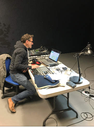 EnsembleFlashb1's tweet photo. RÉSIDENCE / RETOUR EN IMAGE
Du 18 au 24 janvier dernier, nous avons eu l'immense plaisir d'accueillir #ChristopheRuetsch en résidence de création au #LaboFlashback pour la composition de son oeuvre électroacoustique #11.23.
https://t.co/mbuIDf7AEh https://t.co/fieeHqsUck