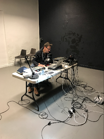 EnsembleFlashb1's tweet photo. RÉSIDENCE / RETOUR EN IMAGE
Du 18 au 24 janvier dernier, nous avons eu l'immense plaisir d'accueillir #ChristopheRuetsch en résidence de création au #LaboFlashback pour la composition de son oeuvre électroacoustique #11.23.
https://t.co/mbuIDf7AEh https://t.co/fieeHqsUck