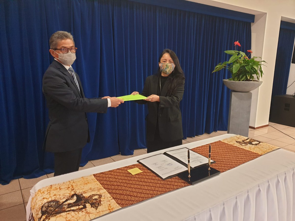 kbridenhaag's tweet photo. Atase Perdagangan KBRI Den Haag, Dewi Rokhayati mengakhiri masa tugasnya di KBRI Den Haag. Acara serah terima jabatan dari Atdag kepada Dubes Mayerfas dilakukan dengan protokol kesehatan yang ketat dan peserta terbatas. Dank u wel en tot ziens Ibu Atdag!
#kbridh #belanda #atdag https://t.co/qrf9vEUkaL