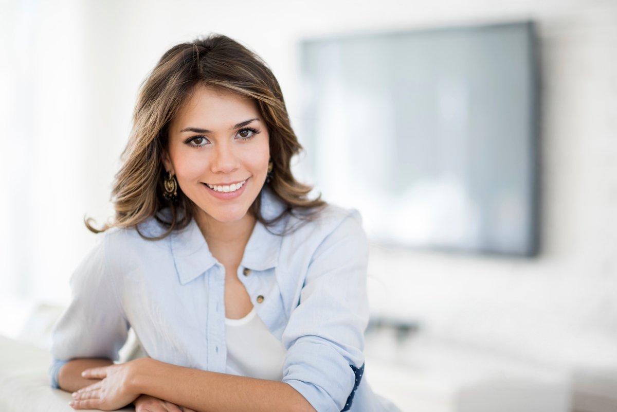 девушка на белом фоне. разные женщины. обычная девушка. женщина на 1 3. девушка с цветами.