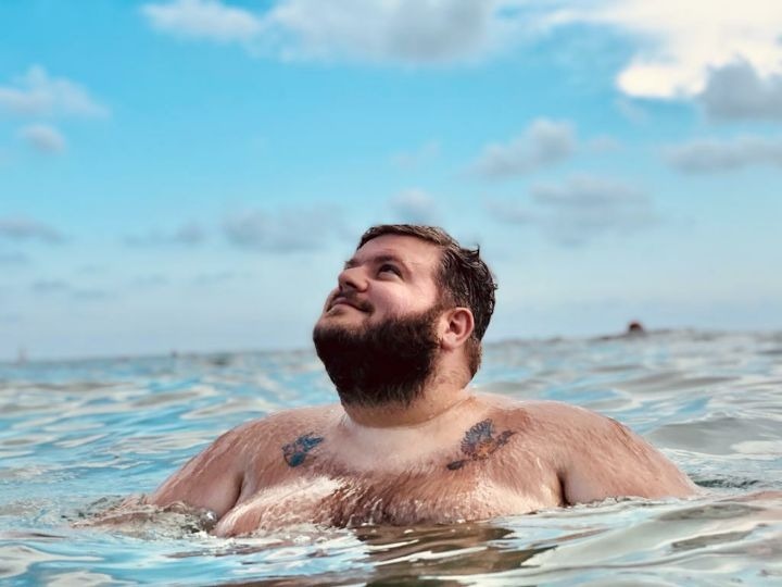 أحبك ، كما لو أنني لا أكتمل إلا بك و لا أستطيع التخلي عنك ولا حتى التنازل و المضي خطوةً من دونك ❤