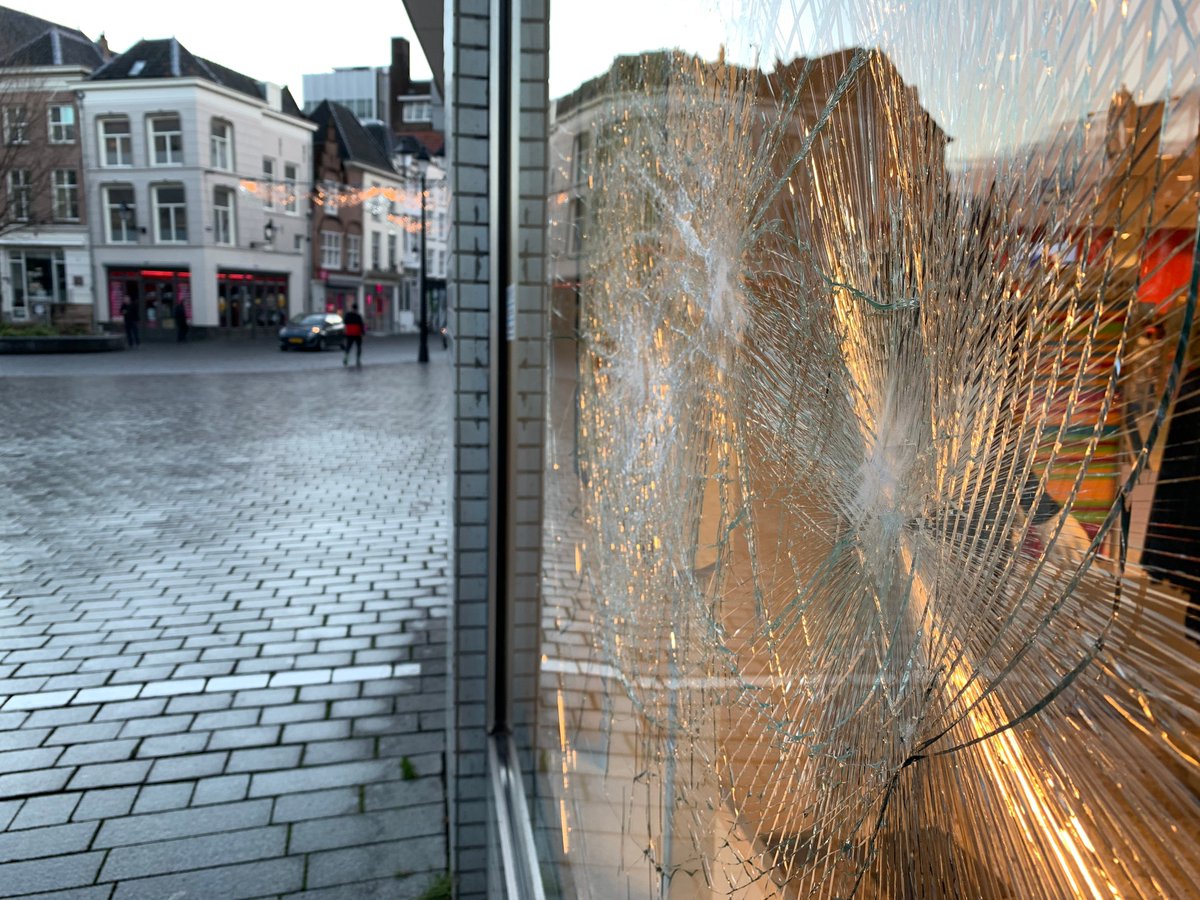 shertogenbosch's tweet photo. Maandagavond heeft veel emoties achtergelaten in onze stad. Voel je je angstig, boos, verdrietig? Heb je behoefte aan contact? Bel Slachtofferhulp: 0900-0101 of Kijk op Koo 073-2068888. https://t.co/coudQWTN2d