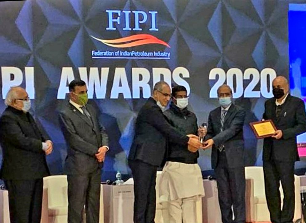 HPCL's tweet photo. #HPCL receives "Oil Marketing Company of the Year" award at FIPI Oil &amp; Gas Industry Awards ~ 2020 from Hon'ble Minister - P&amp;NG and Steel, Sh. @dpradhanbjp in presence of Secy.- P&amp;NG and Industry Energy Leaders &amp; Experts. #FIPIAwards
@rameshmashelkar @anil_kakodkar @dpradhanbjp https://t.co/V19BxvcjIa