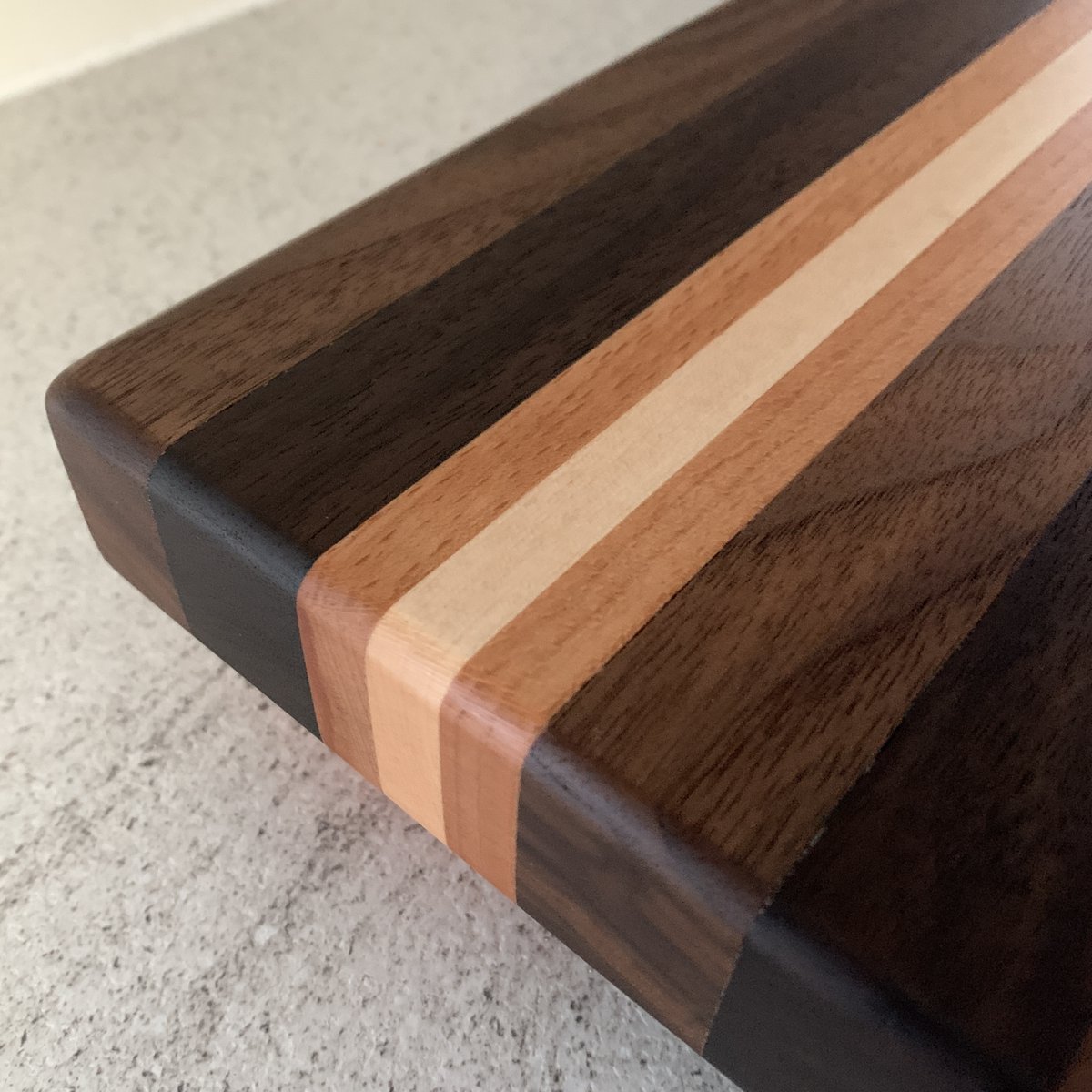 TheEpoxyStudio's tweet image. Things have been getting a bit choppy recently. Here&apos;s one of our latest Walnut chopping boards! 

#choppingboard
#cuttingboard
#butchersblock
#handmade
#HandmadeInUK 
#handmadegifts