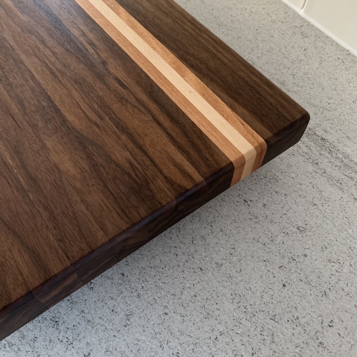 TheEpoxyStudio's tweet image. Things have been getting a bit choppy recently. Here&apos;s one of our latest Walnut chopping boards! 

#choppingboard
#cuttingboard
#butchersblock
#handmade
#HandmadeInUK 
#handmadegifts