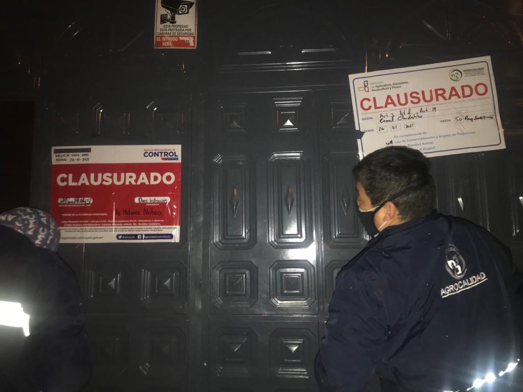 AgrocalidadZ2's tweet photo. #Pichincha | #Agrocalidad, @PoliciaEcuador, #UICA, @amcquito y EMRAQ realizaron operativo de control a centro de faenamiento clandestino en el sector de Carcelén; decomisando animales vivos y sacrificados sin contar con las debidas condiciones sanitarias. #ProtegemosLoQueConsumes https://t.co/5bsOww1JGs