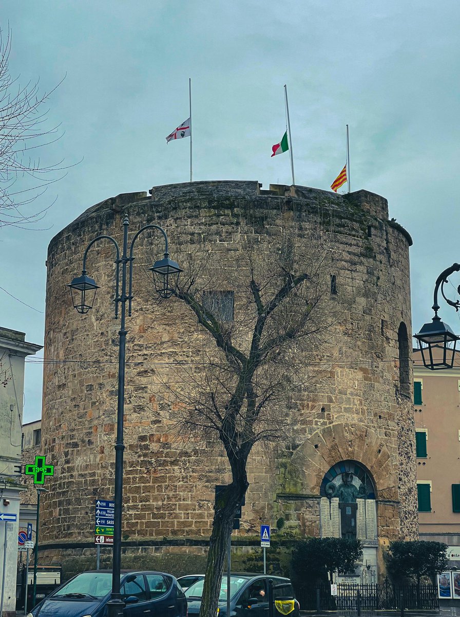 comunealghero's tweet image. Oggi le bandiere sopra la Torre Porta Terra sono a mezz’asta per celebrare la #GiornataDellaMemoria.

È doveroso ricordare e far conoscere queste pagine di storia alle generazioni future affinché non si ripeta più un simile orrore come quello dell’Olocausto.
