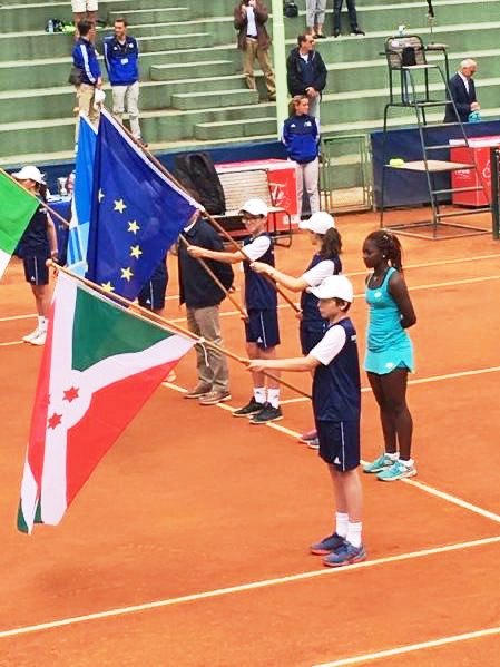 MagazineJimbere's tweet photo. 😢🎾 Célébrée au #Burundi, acclamée en #Afrique, la #tenniswoman Sada Nahimana mène pourtant une vie dure dans une maisonnette à #Buyenzi: ce matin, elle a eu la chance d'avoir Solange Murerwa, une supportrice qui l'a déposée à l’Aéroport en voiture au lieu de l'habituel tuk-tuk https://t.co/tOxpXIhI9y