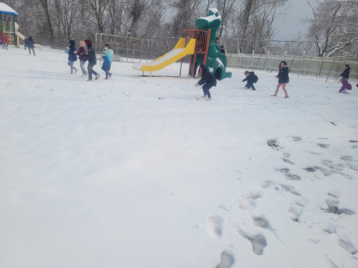 msholtsclass's tweet image. What happens when you have school and it is all snowy?! You measure the snow and then have a grade level wide snow ball fight! So much fun!! #2ndgradeisthebest #snowdayfun #measuring