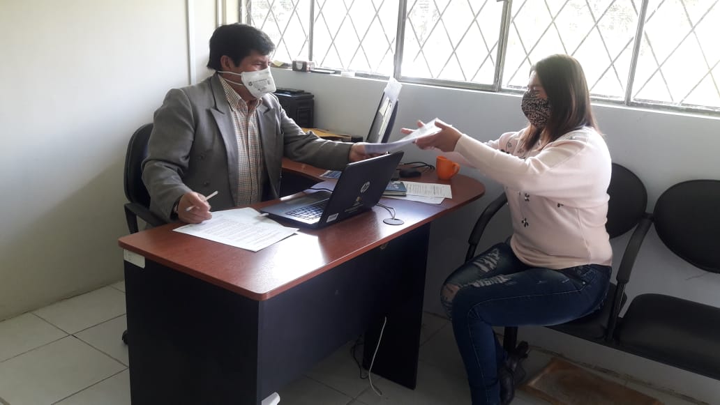 EducacionZ6_Ec's tweet photo. En el marco de la campaña #PuntoCiudadanoAzuay, impulsada por la, @goberazuay, @ppjose9359, director del Distrito Paute, atiende de manera efectiva y personalizada a una madre de familia que solicita un certificado de calificaciones de una institución fusionada. #SíALaEducación https://t.co/0MlRbRhC5H